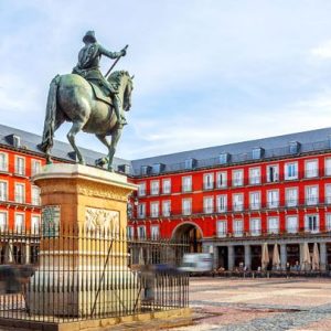 Sumérgete en el lujo y la diversión en Plaza Mayor